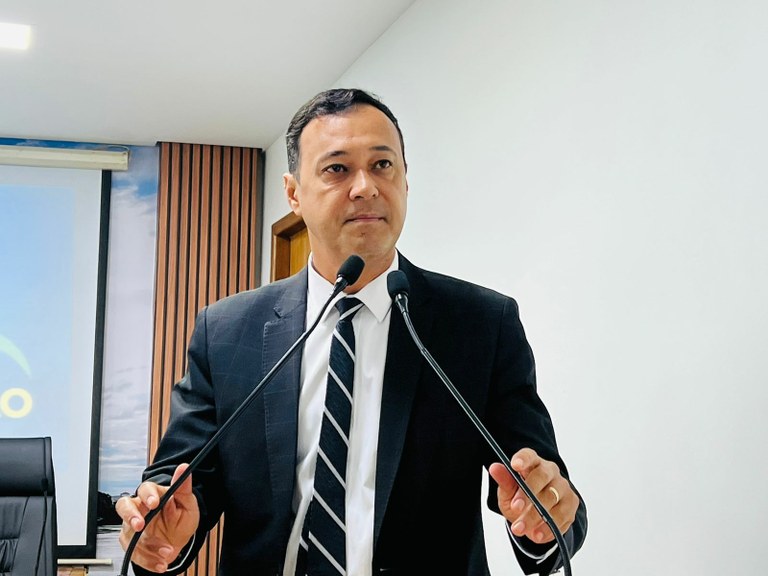 “a-populacao-fica-ali-debaixo-de-sol-e-chuva”,-diz-celio-gadelha-ao-criticar-filas-nos-bancos