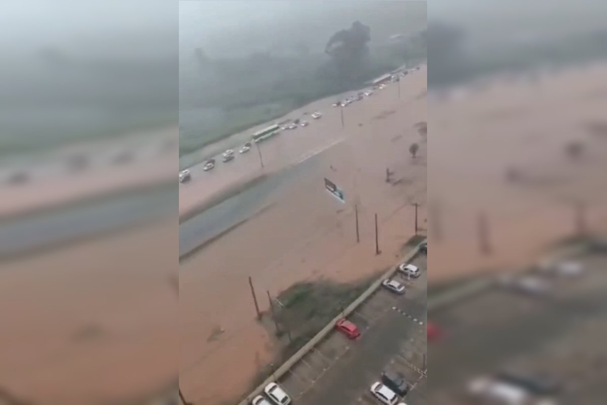 videos:-van,-onibus-e-carros-ficam-ilhados-em-rodovia-alagada-no-df