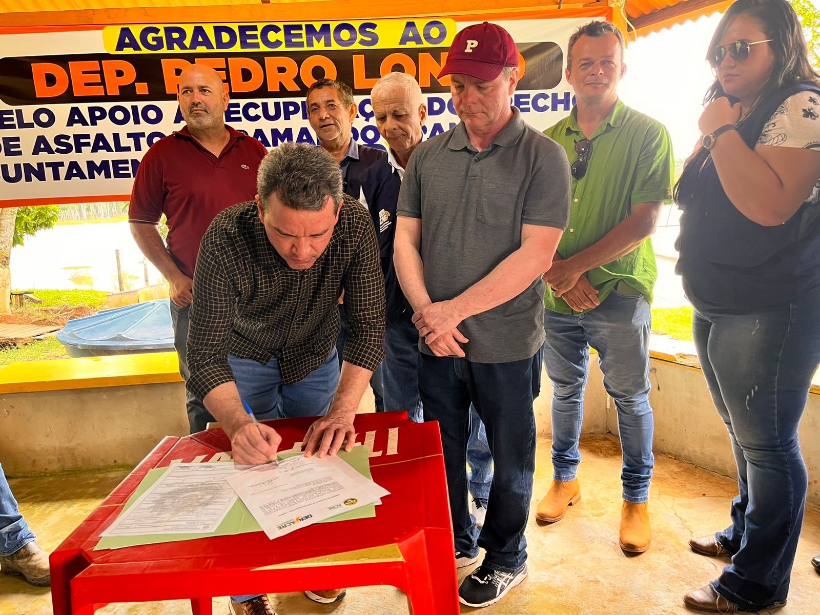 governo-assina-ordem-de-servico-e-recuperacao-asfaltica-do-ramal-do-granada,-em-acrelandia
