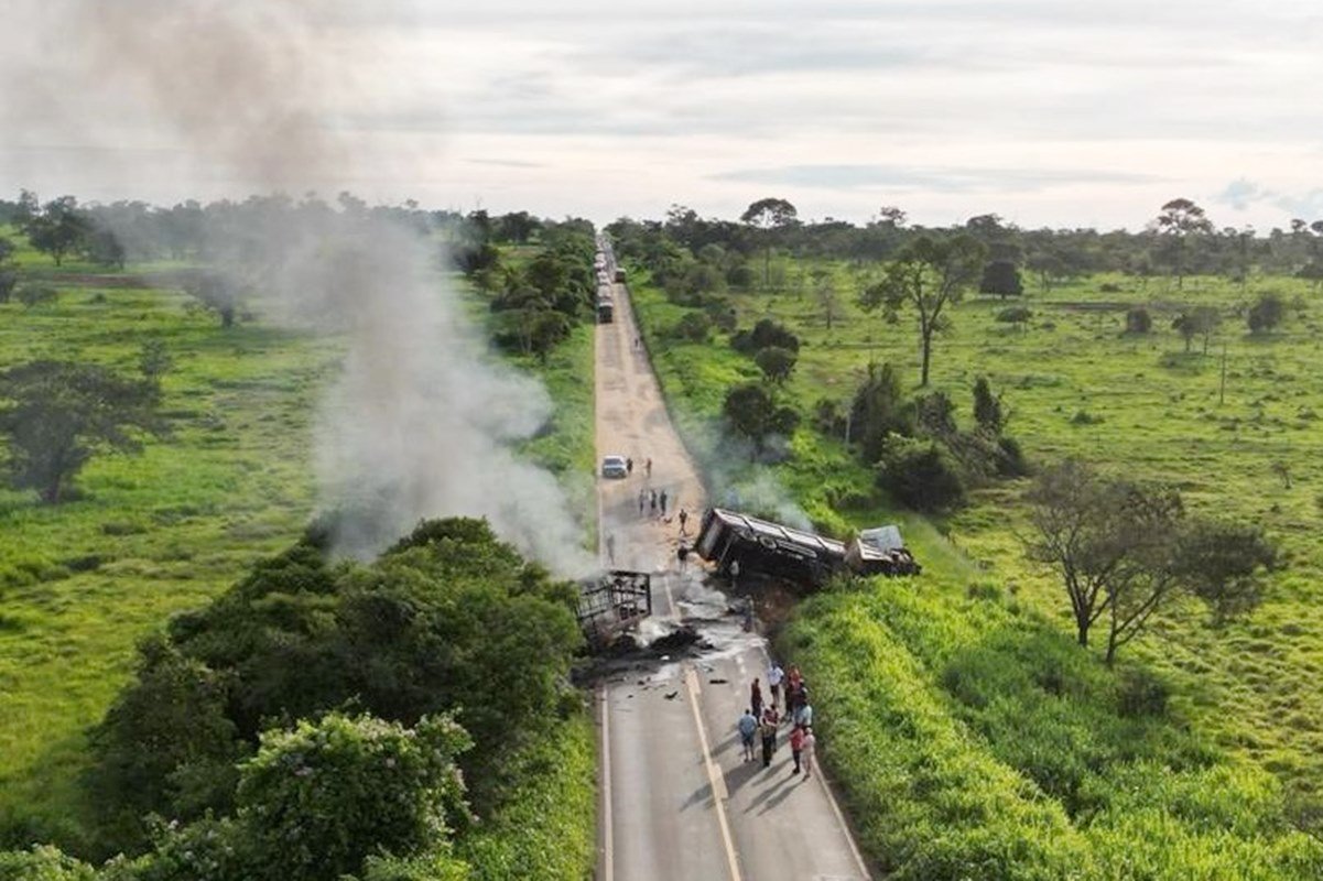 acidente-entre-quatro-veiculos-acaba-em-incendio-e-2-mortes-na-ms-276