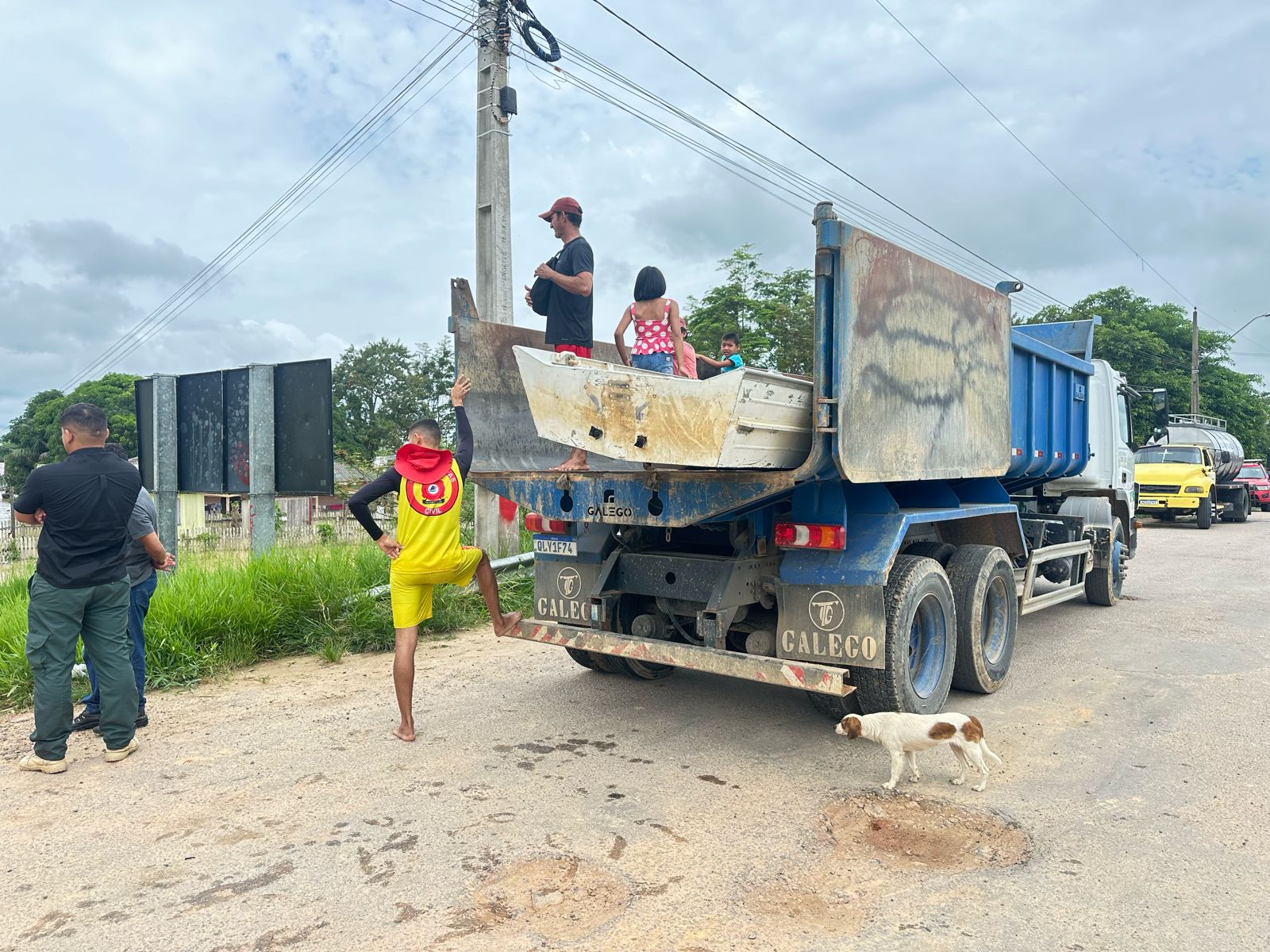 maquinas-do-deracre-trabalham-em-assistencia-as-familias-atingidas-pela-enchente-em-tarauaca