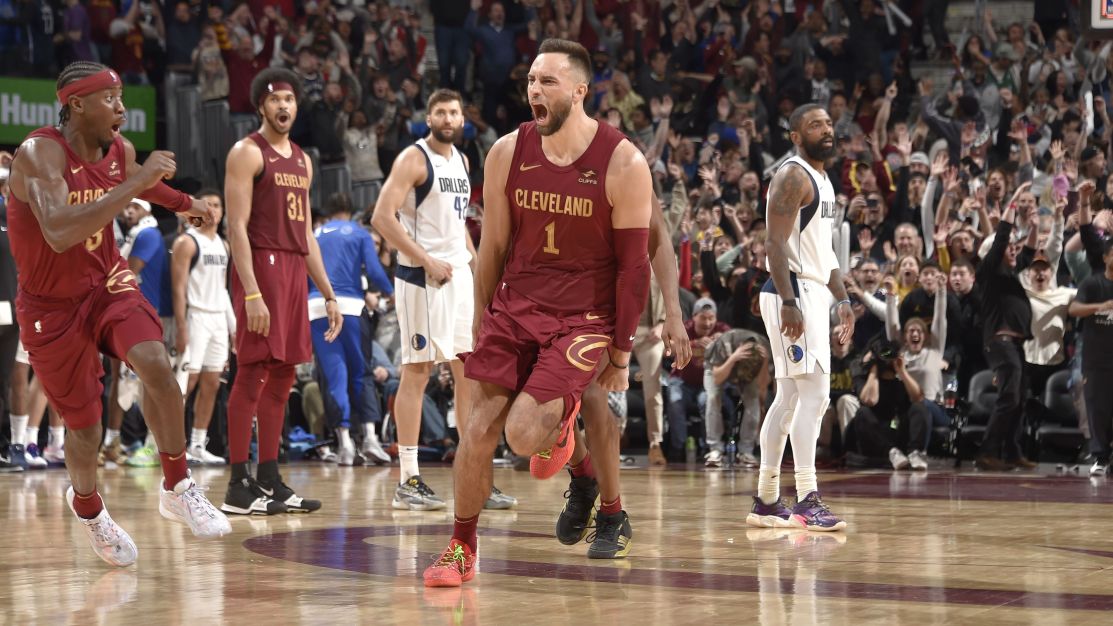 nba:-com-duas-viradas-em-8-segundos,-cesta-do-meio-da-quadra-da-vitoria-ao-cavs