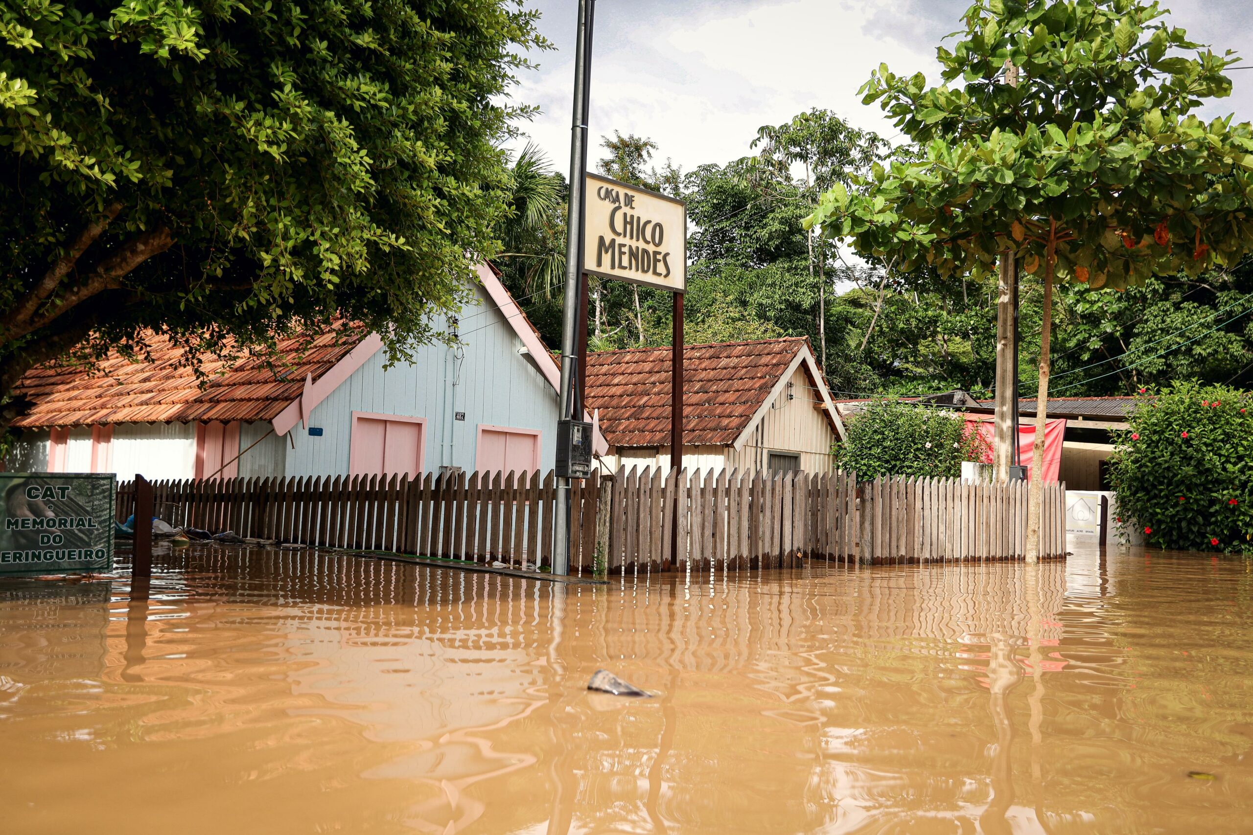 governo-do-estado-reforca-apoio-a-cidade-de-xapuri-apos-nivel-do-rio-chegar-a-15,91-metros