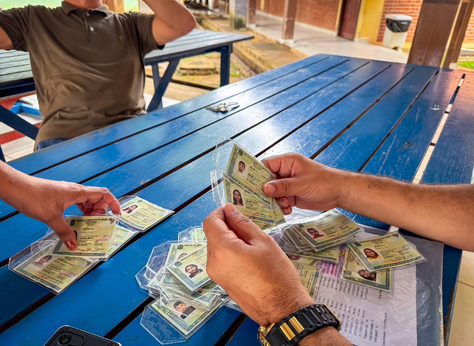policia-civil-realiza-entrega-de-140-carteiras-de-identidade-nacional-em-escolas-de-rio-branco