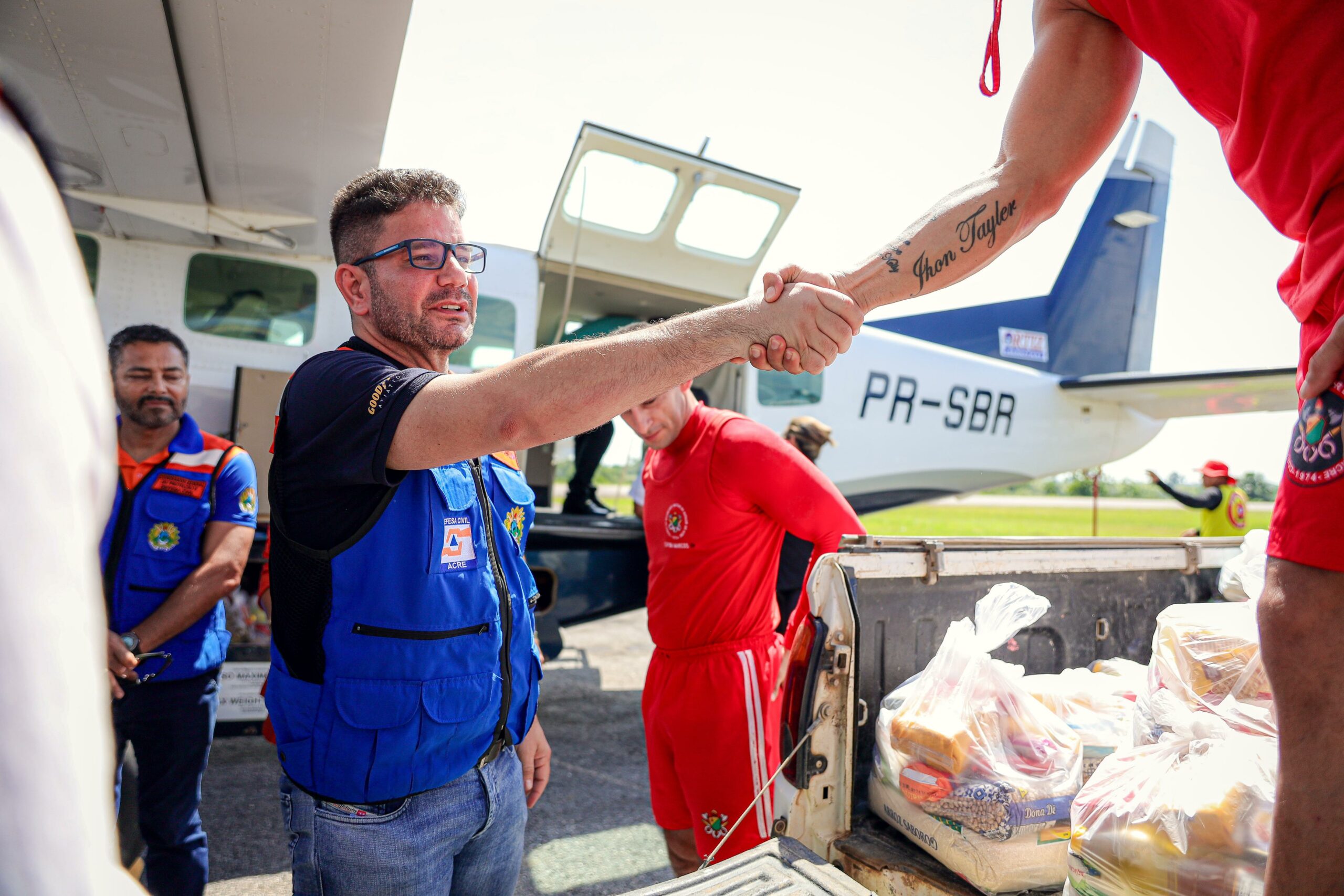 em-tarauaca,-governo-do-acre-entrega-cestas-basicas-e-kits-de-limpeza-as-vitimas-da-enchente