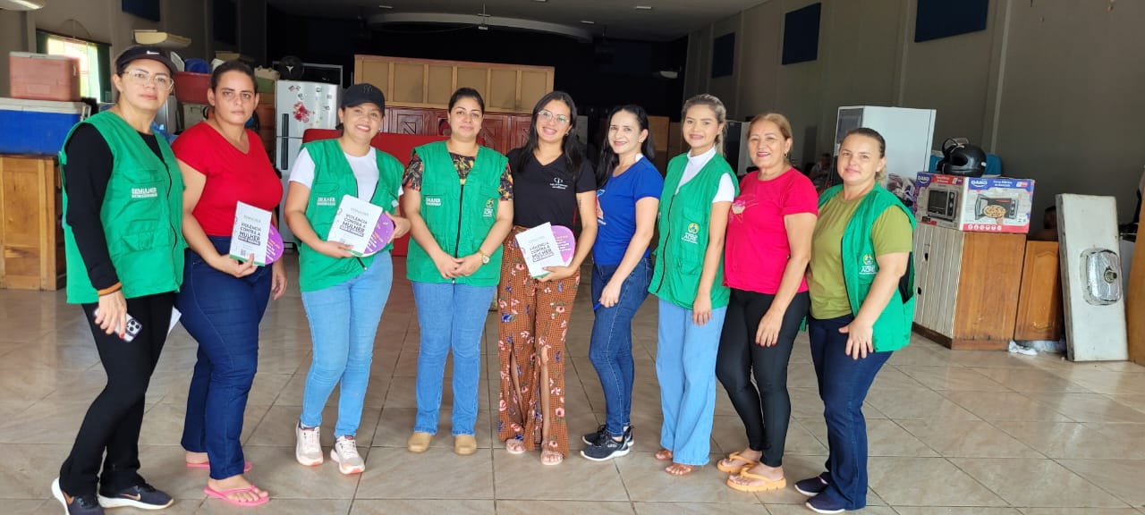 em-brasileia,-semulher-realiza-a-distribuicao-de-kits-as-criancas-nos-abrigos-do-municipio