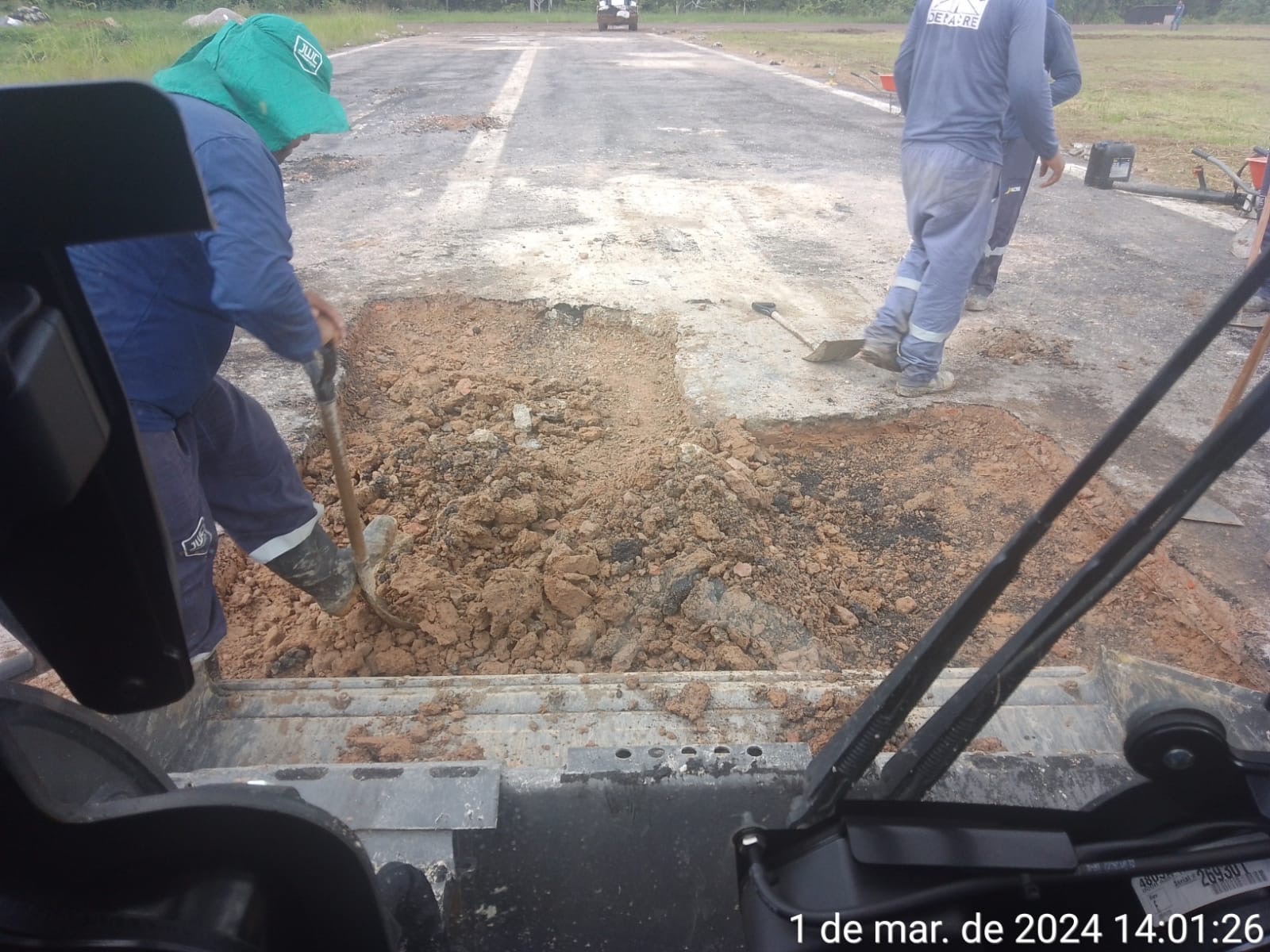 deracre-inicia-operacao-tapa-buraco-na-pista-de-pouso-do-aerodromo-de-marechal-thaumaturgo