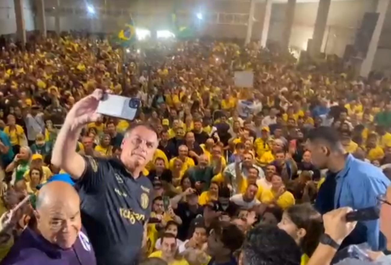 bolsonaro-faz-piada-com-pergunta-da-pf-sobre-“cis”:-“eu-sou-homem”