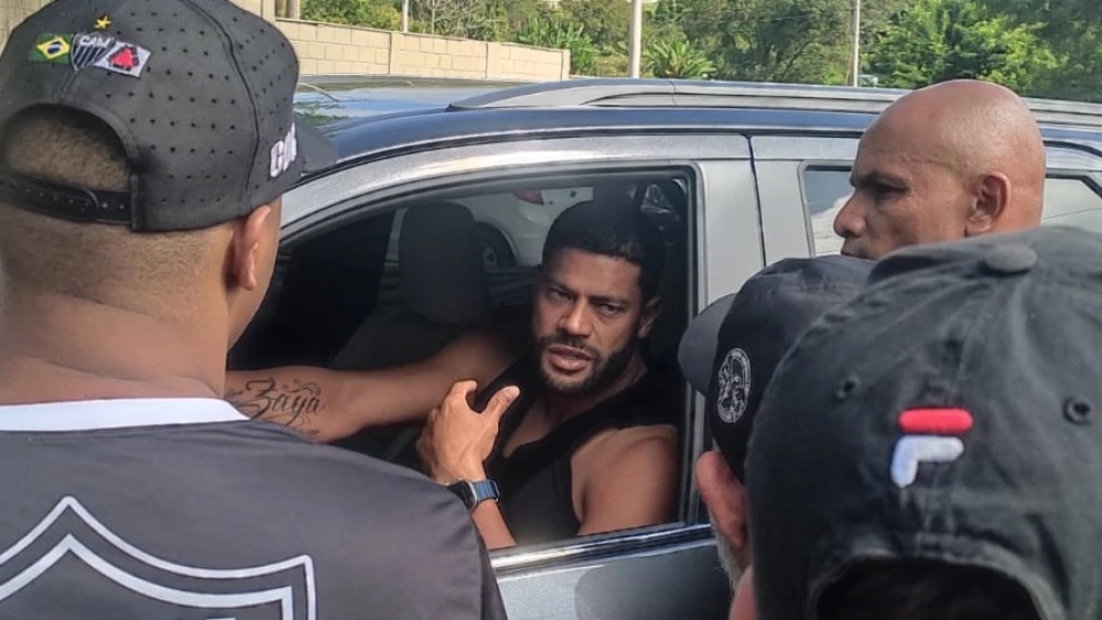 organizada-do-atletico-faz-protesto-e-cobra-jogadores-na-porta-do-ct;-veja-imagens