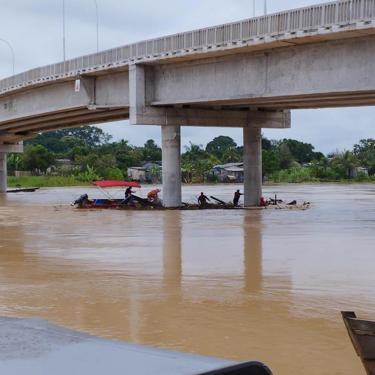 deracre-e-bombeiros-retiram-balseiros-da-ponte-frei-paolino-baldassari-em-sena-madureira