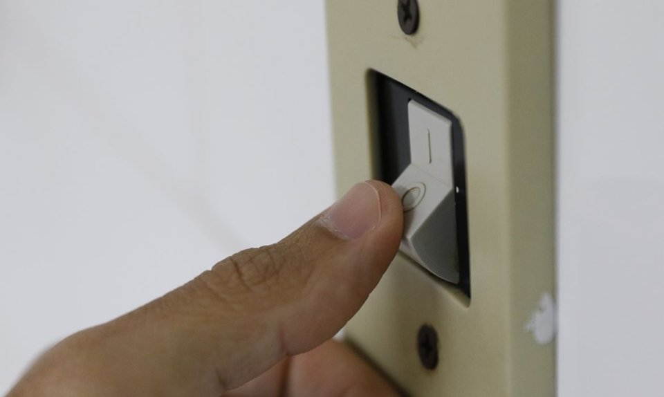 carro-derruba-poste-e-deixa-moradores-do-park-way-sem-energia-por-7h