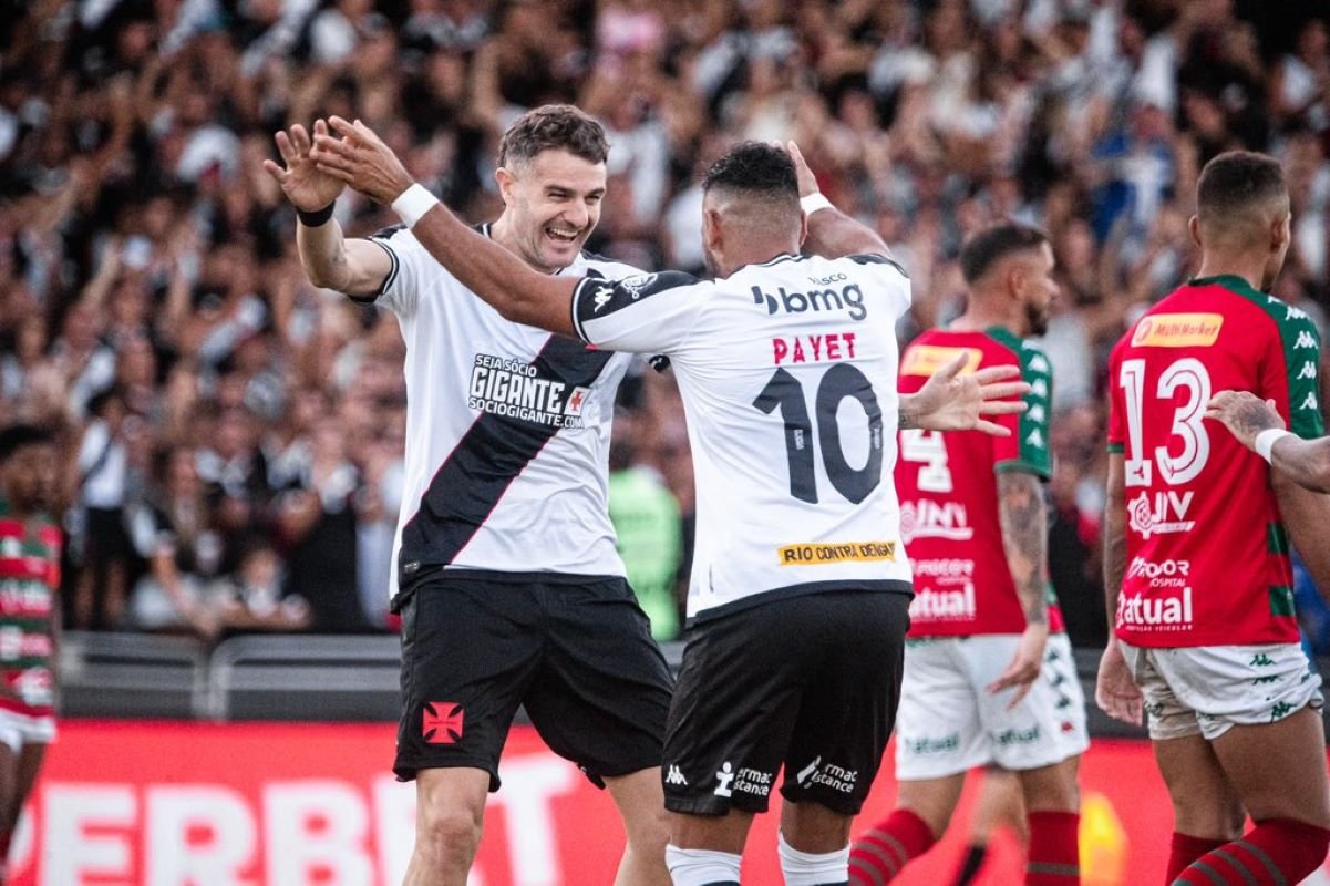 vasco-faz-4-x-0-na-portuguesa,-se-classifica-e-elimina-o-botafogo
