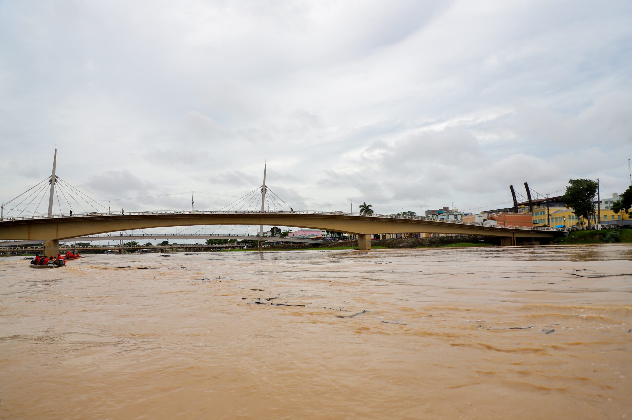 rio-acre-sobe-dez-centimetros-nas-ultimas-horas-e-registra-segunda-maior-enchente-na-capital