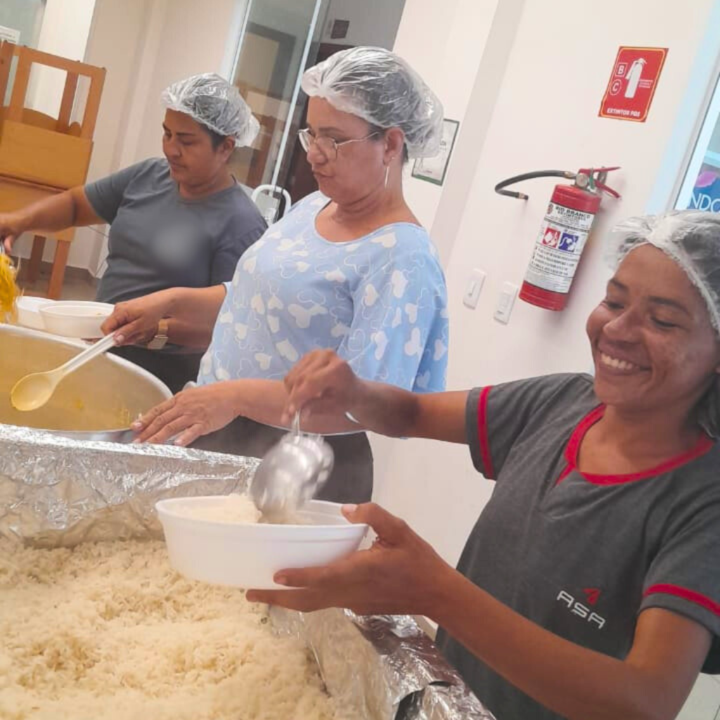reforcando-a-campanha-juntos-pelo-acre,-governo-entrega-marmitas-aos-moradores-do-bairro-taquari
