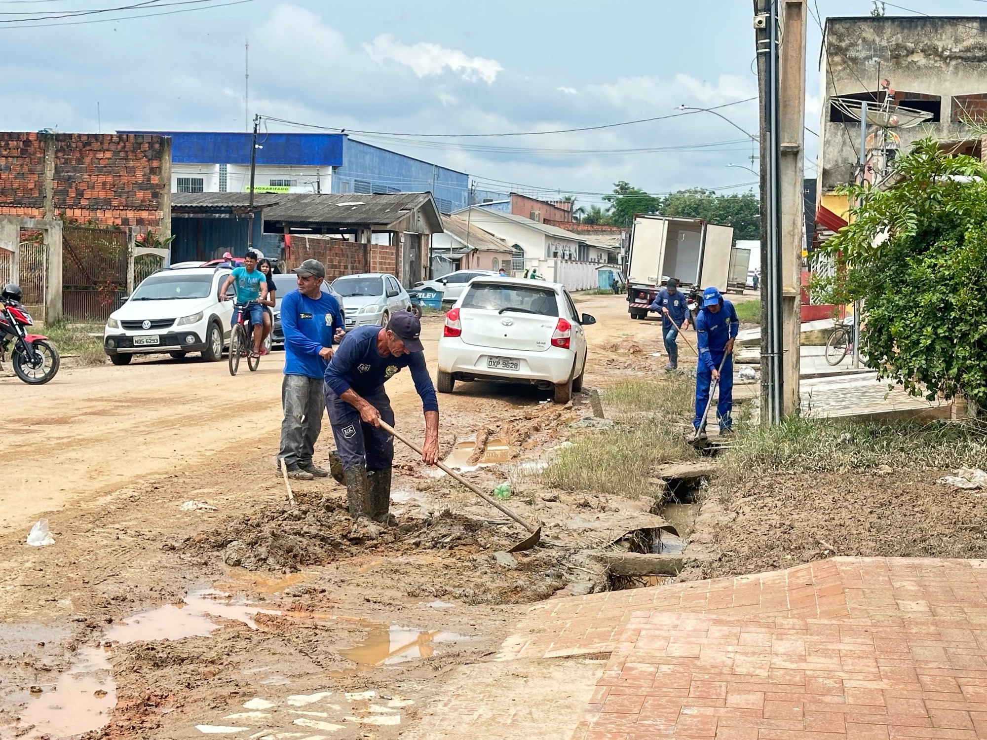 governo-e-prefeitura-de-tarauaca-iniciam-operacao-de-limpeza-dos-bairros-atingidos-pela-alagacao