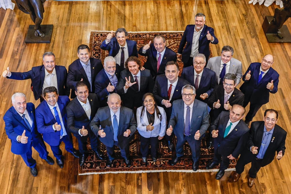 lula-recebe-pacheco,-lideres-do-senado-e-ministros-no-alvorada