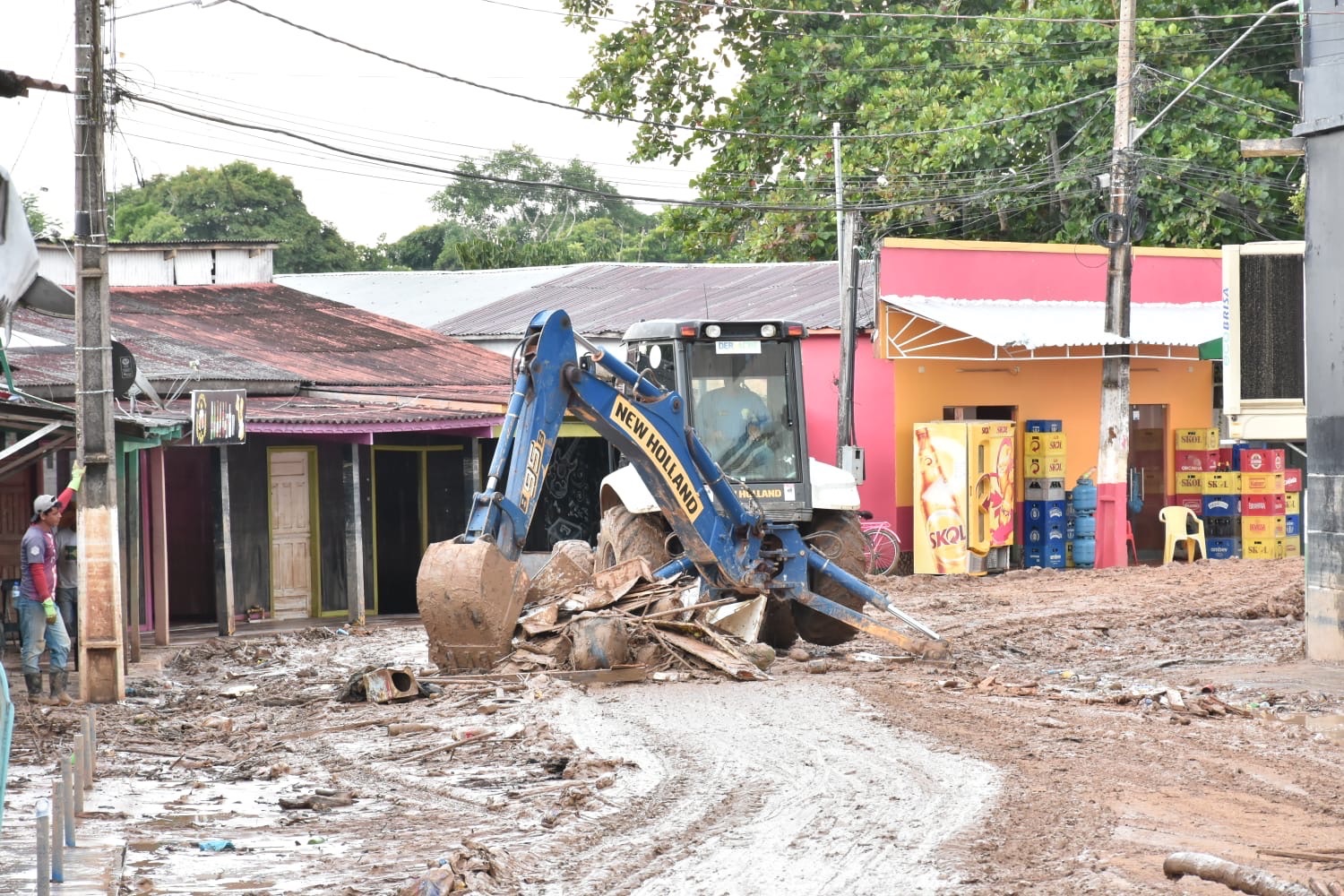 governo-e-prefeitura-trabalham-na-limpeza-dos-bairros-atingidos-pela-alagacao-em-xapuri