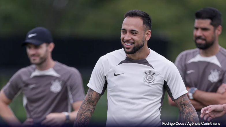 antonio-oliveira-crava-permanencia-de-maycon-no-corinthians:-“ele-fica”