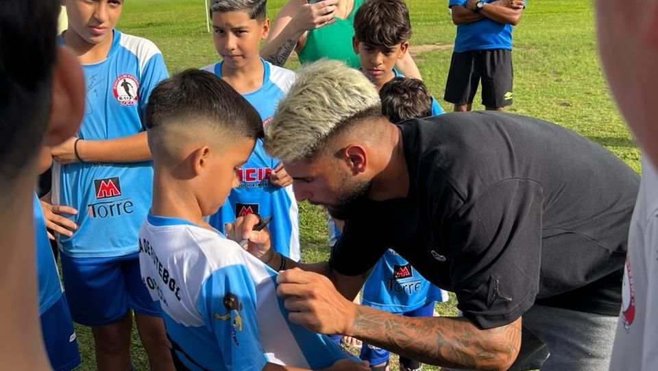 yuri-alberto-visita-clube-onde-comecou-no-futebol:-“nunca-vou-abandonar”