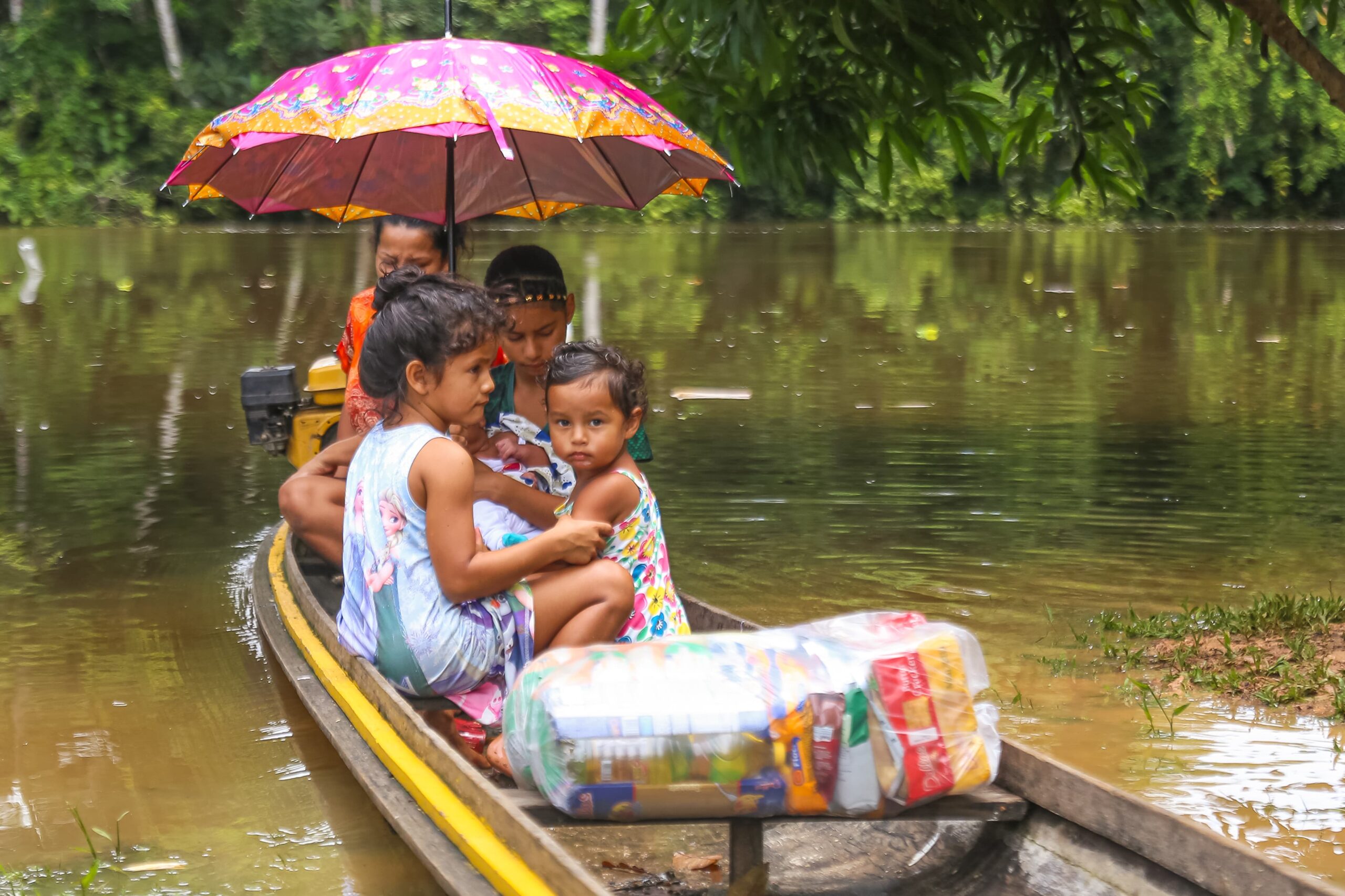 estado-leva-ajuda-humanitaria-a-ribeirinhos-do-croa,-em-cruzeiro-do-sul