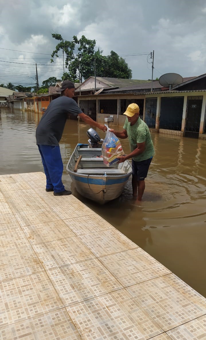 deracre-entrega-de-cestas-basicas-a-servidores-da-autarquia-atingidos-pelas-enchentes