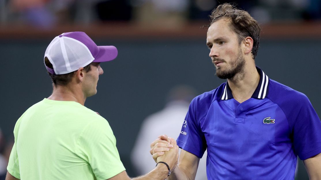 medvedev-vira-apos-lesao-de-rival-e-enfrenta-alcaraz-na-final-de-indian-wells