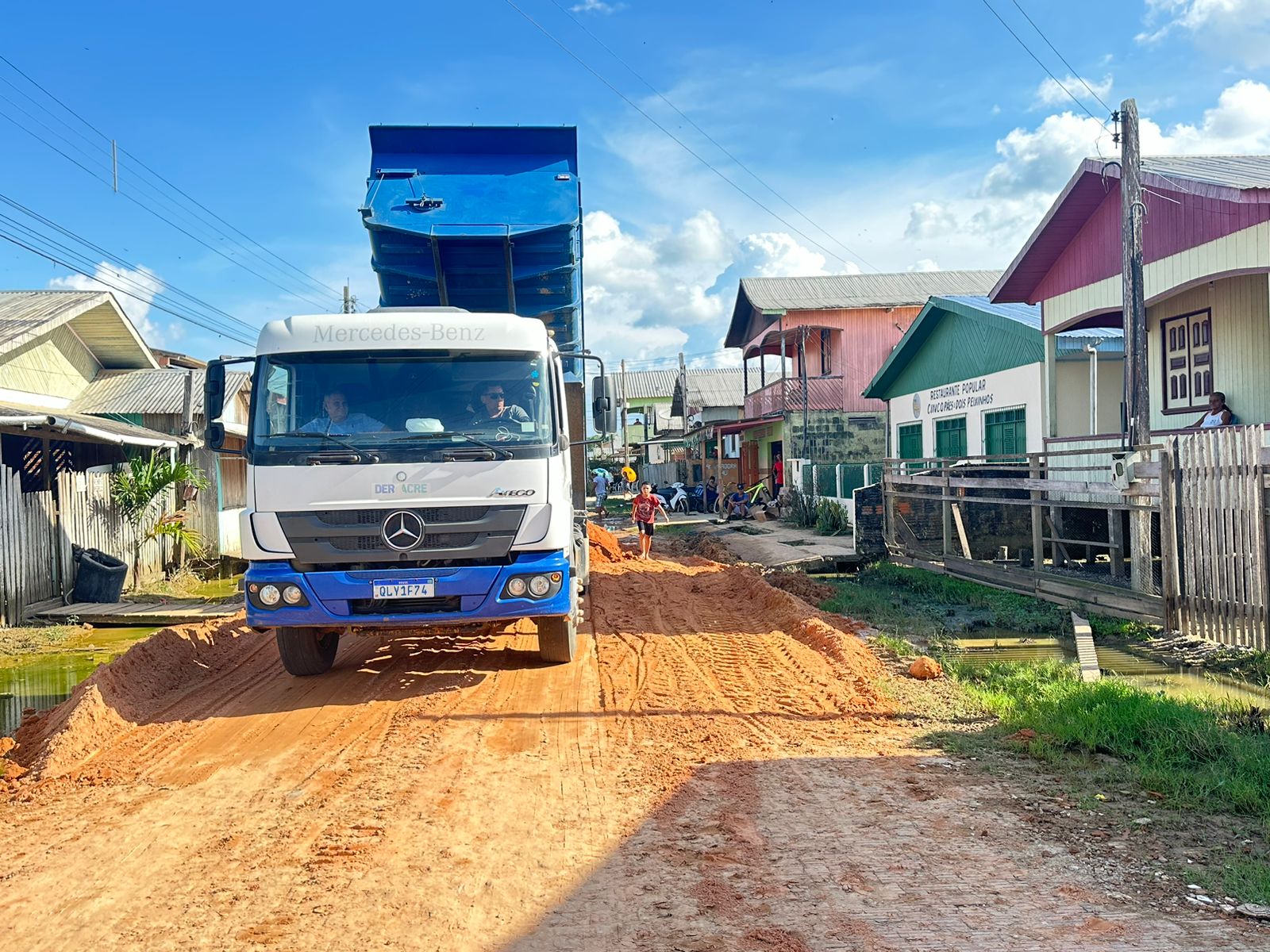 deracre-e-prefeitura-de-tarauaca-trabalham-na-restauracao-de-vias-atingidas-pela-enchente