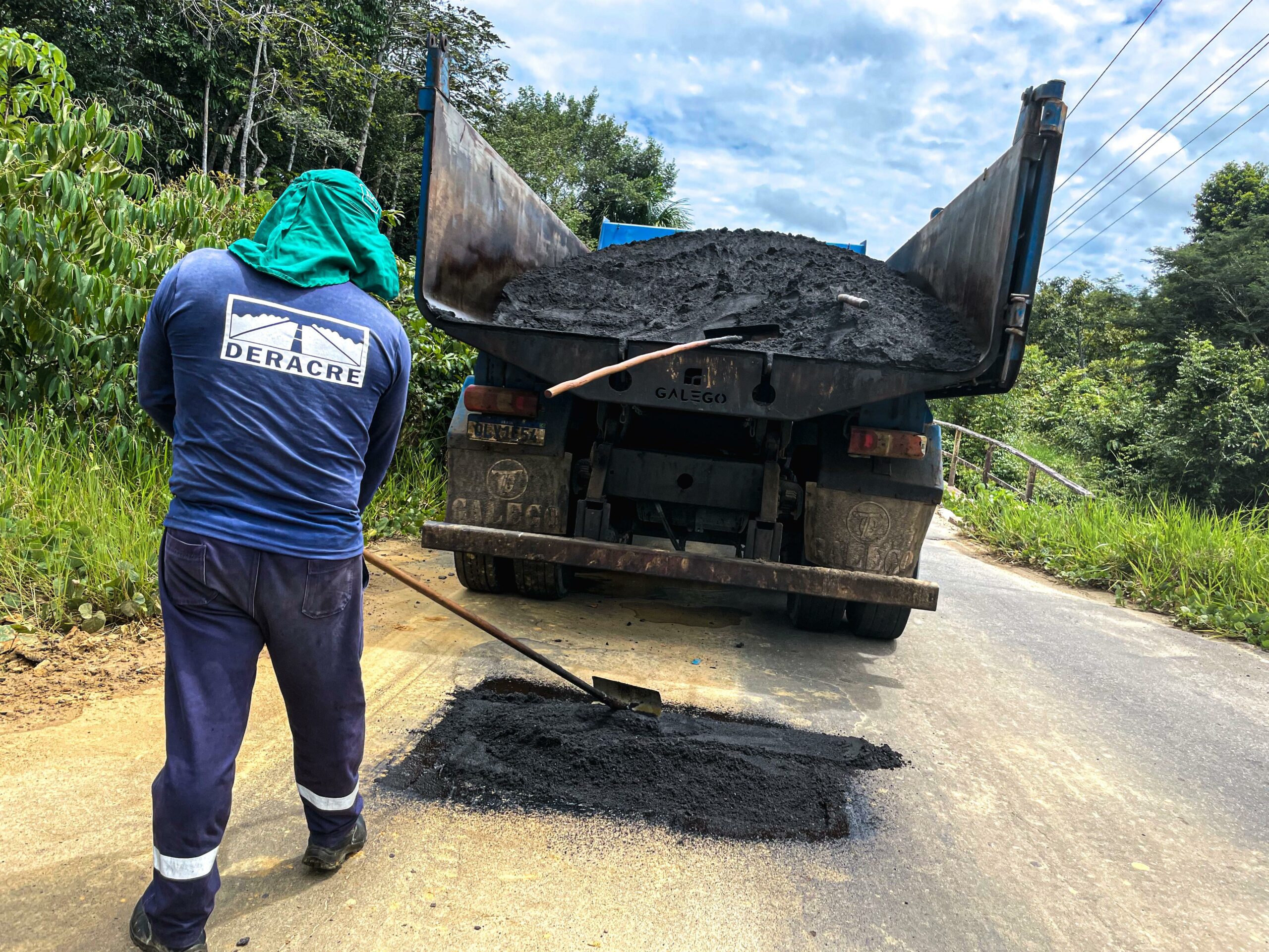 governo-e-prefeitura-de-cruzeiro-do-sul-realizam-operacao-tapa-buraco-na-estrada-do-guajara
