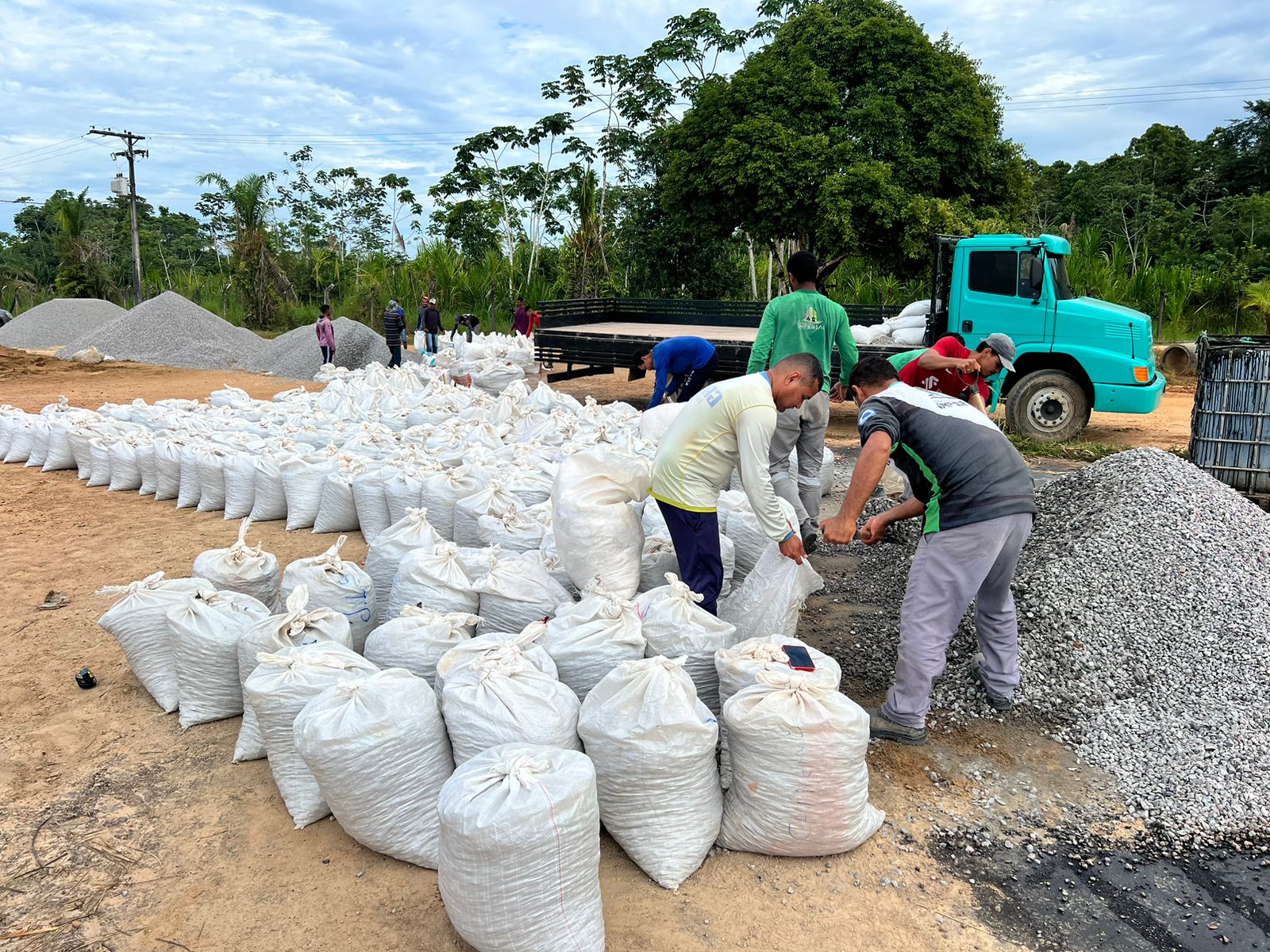 governo-embarca-insumos-para-a-construcao-da-passarela-de-marechal-thaumaturgo