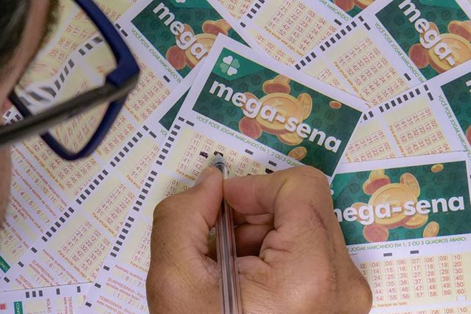 mega-sena:-8-apostas-do-df-acertam-quina-e-levam-premio-de-r$-24,4-mil