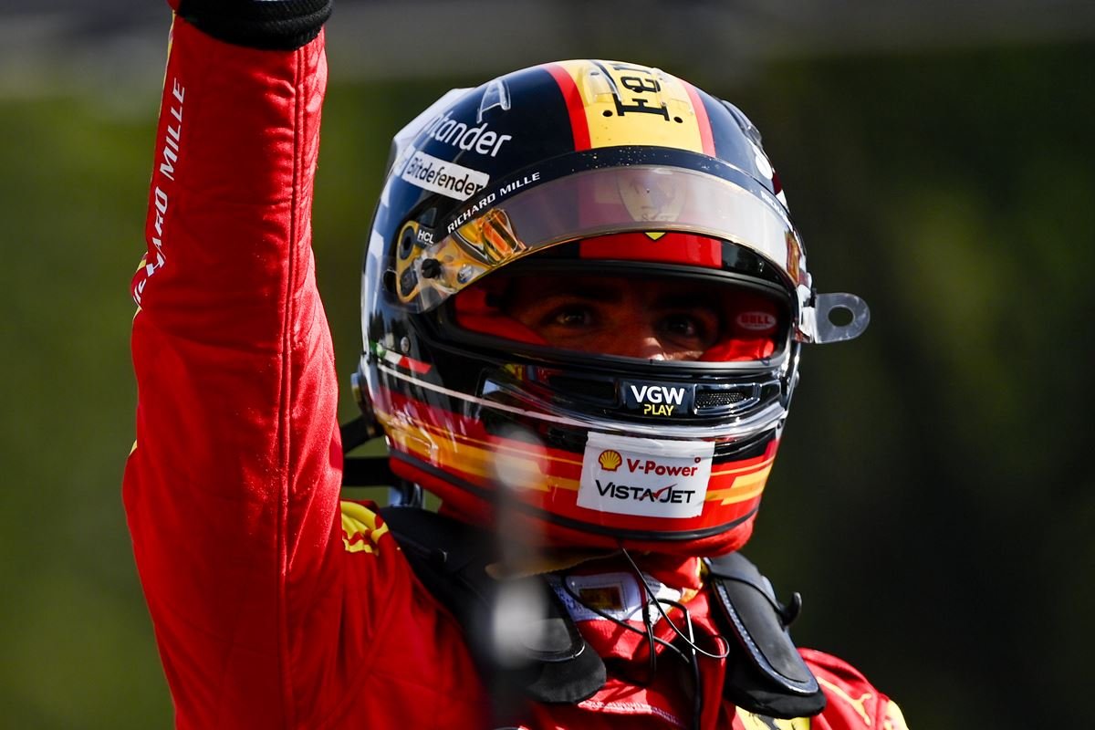 f-1:-sainz-vence-gp-da-australia;-verstappen-sofre-1a-quebra-em-2-anos
