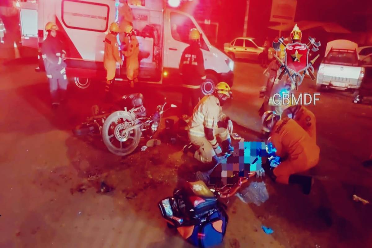 motociclista-bate-em-carro,-quebra-o-femur-e-e-levado-a-hospital-no-df