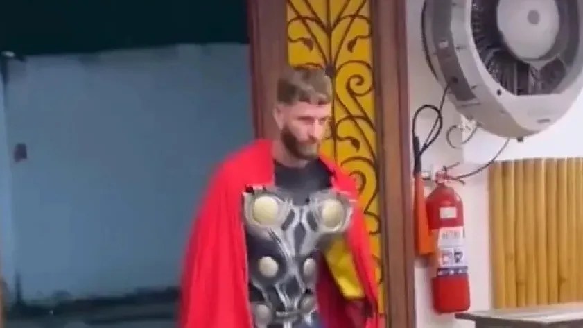 video:-jogador-do-flamengo-se-fantasia-de-thor-e-viraliza