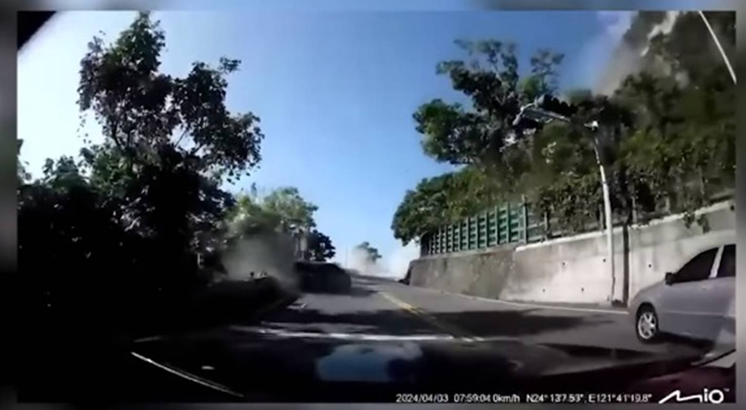 video:-terremoto-faz-rocha-cair-de-penhasco-e-atingir-carro-em-taiwan