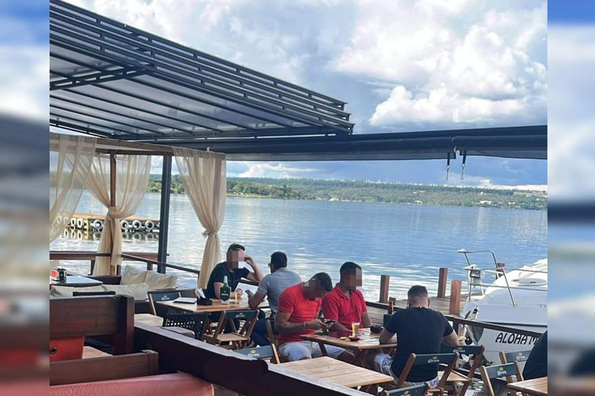 tesoureiro-do-comboio-do-cao-e-preso-bebendo-cerveja-na-beira-do-lago