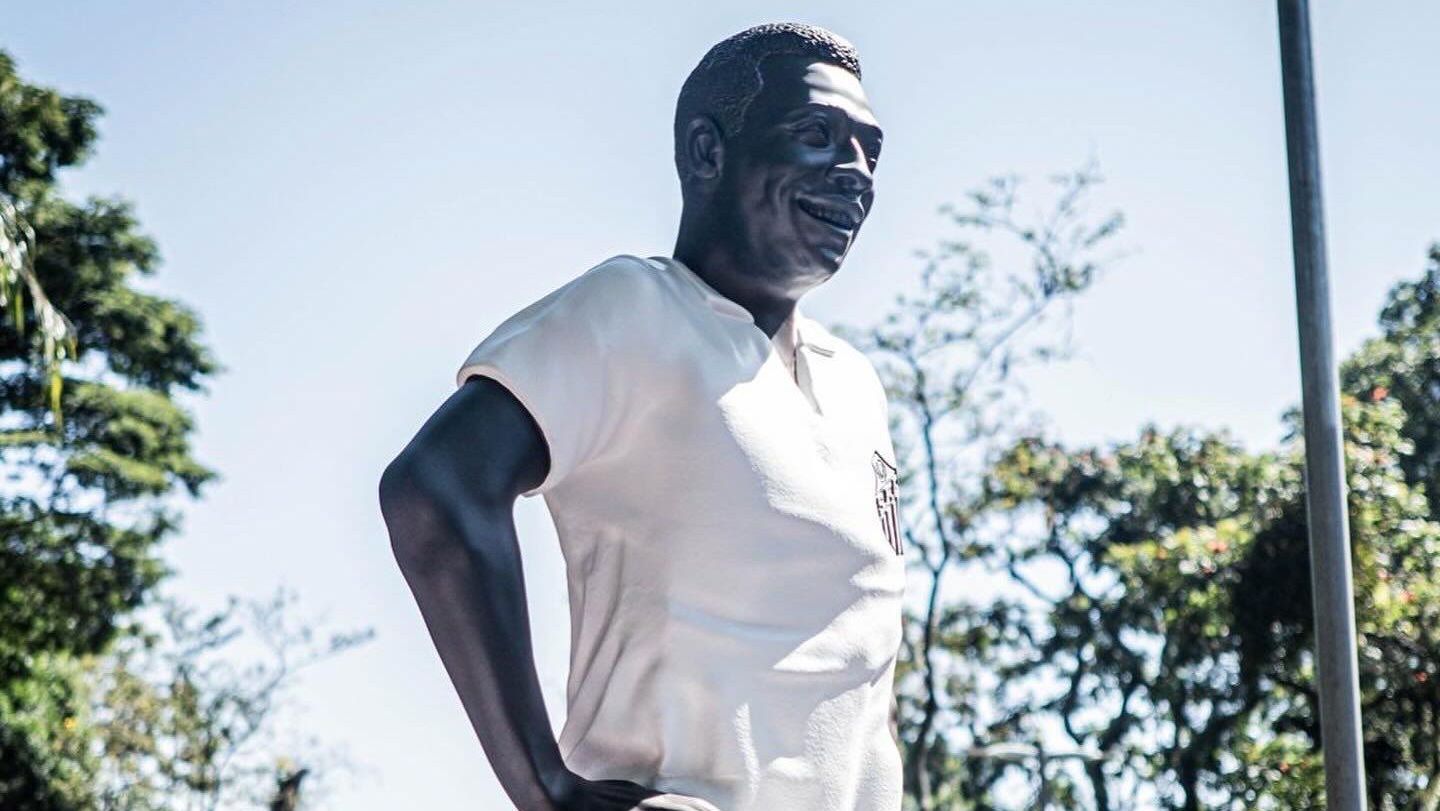 estatua-de-pele-e-inaugurada-onde-o-rei-marcou-primeiro-gol;-veja