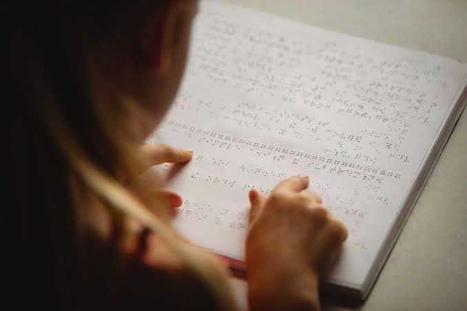 servico-de-atendimento-do-procon-na-oca-oferece-codigo-de-defesa-do-consumidor-em-braille