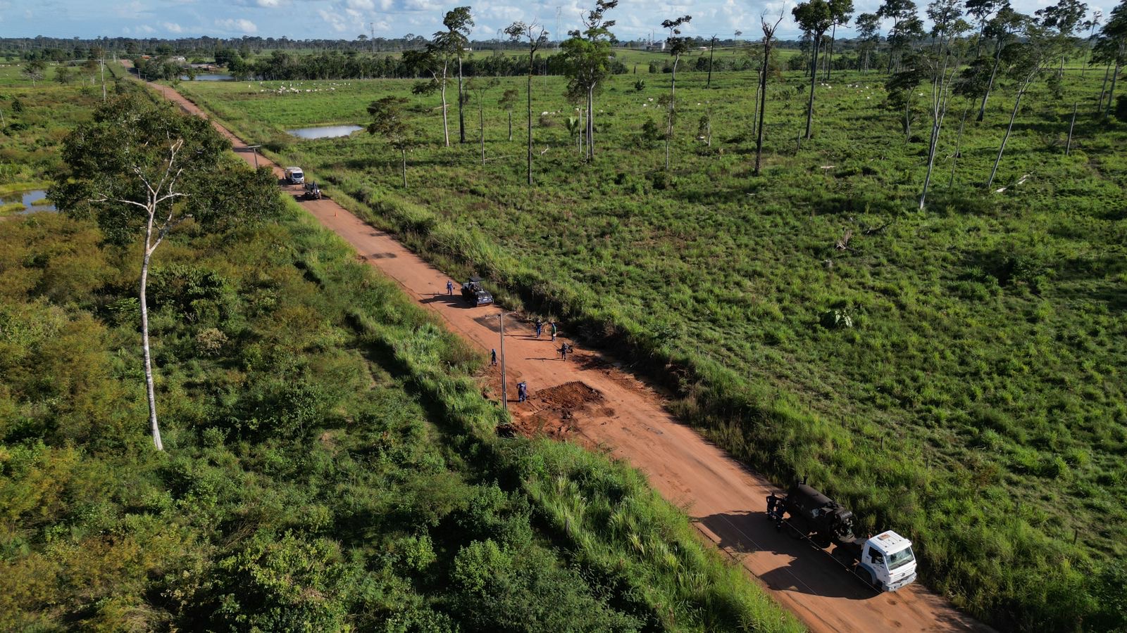deracre-trabalha-na-manutencao-do-ramal-granada,-em-acrelandia