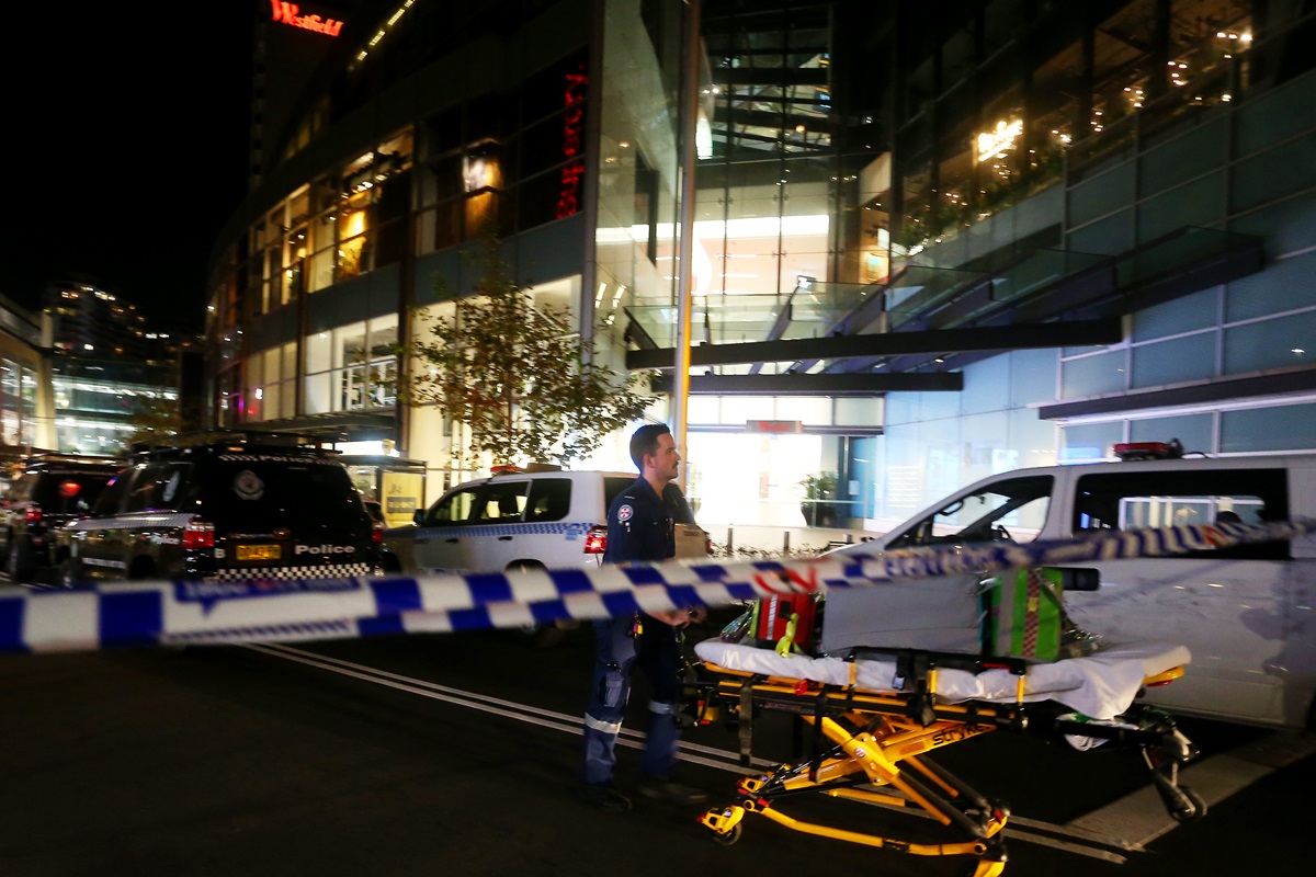 video-mostra-homem-tentando-esfaquear-pessoas-em-shopping-na-australia