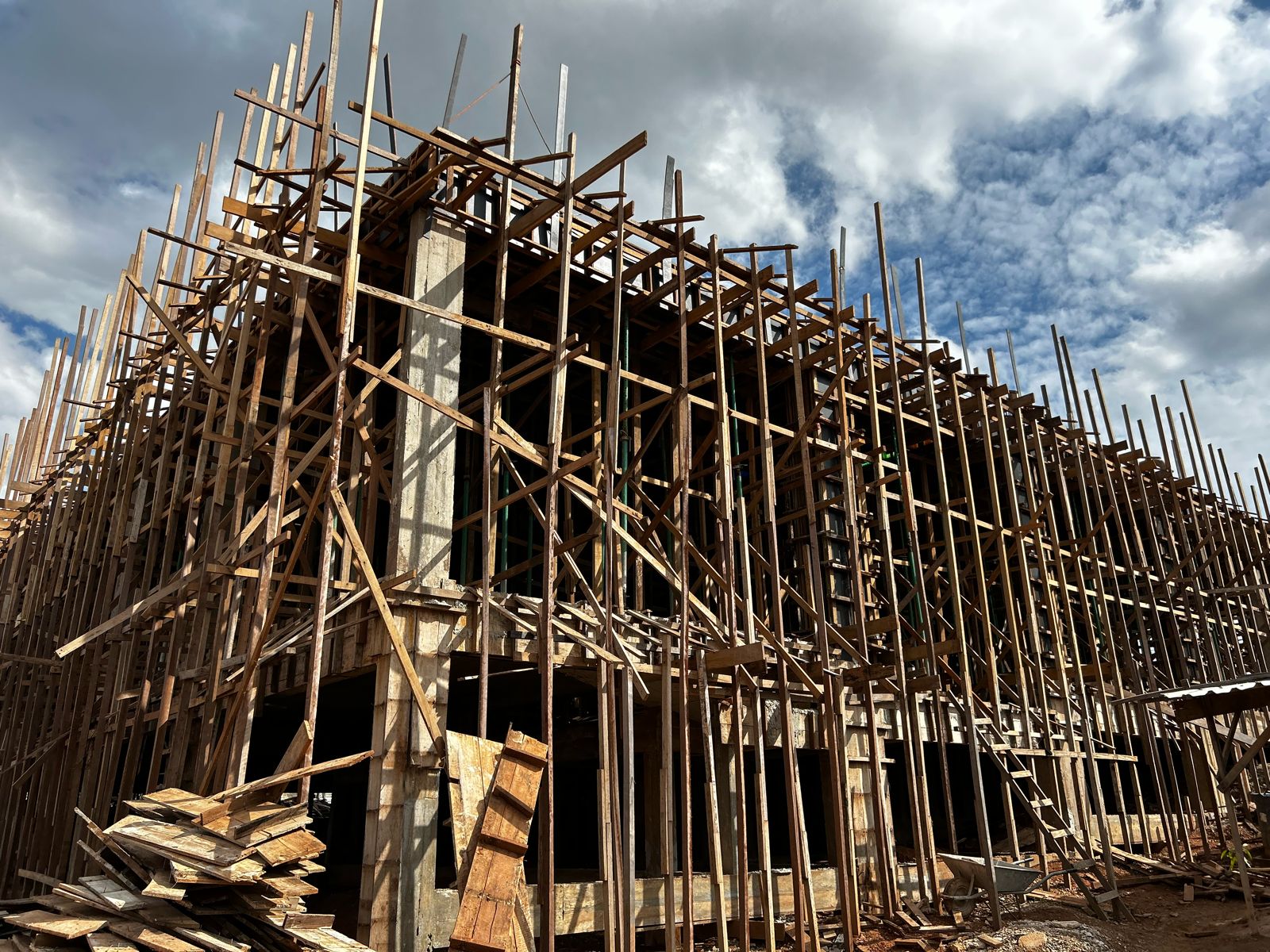 governo-vistoria-conclusao-da-concretagem-da-segunda-laje-na-obra-do-predio-da-cge