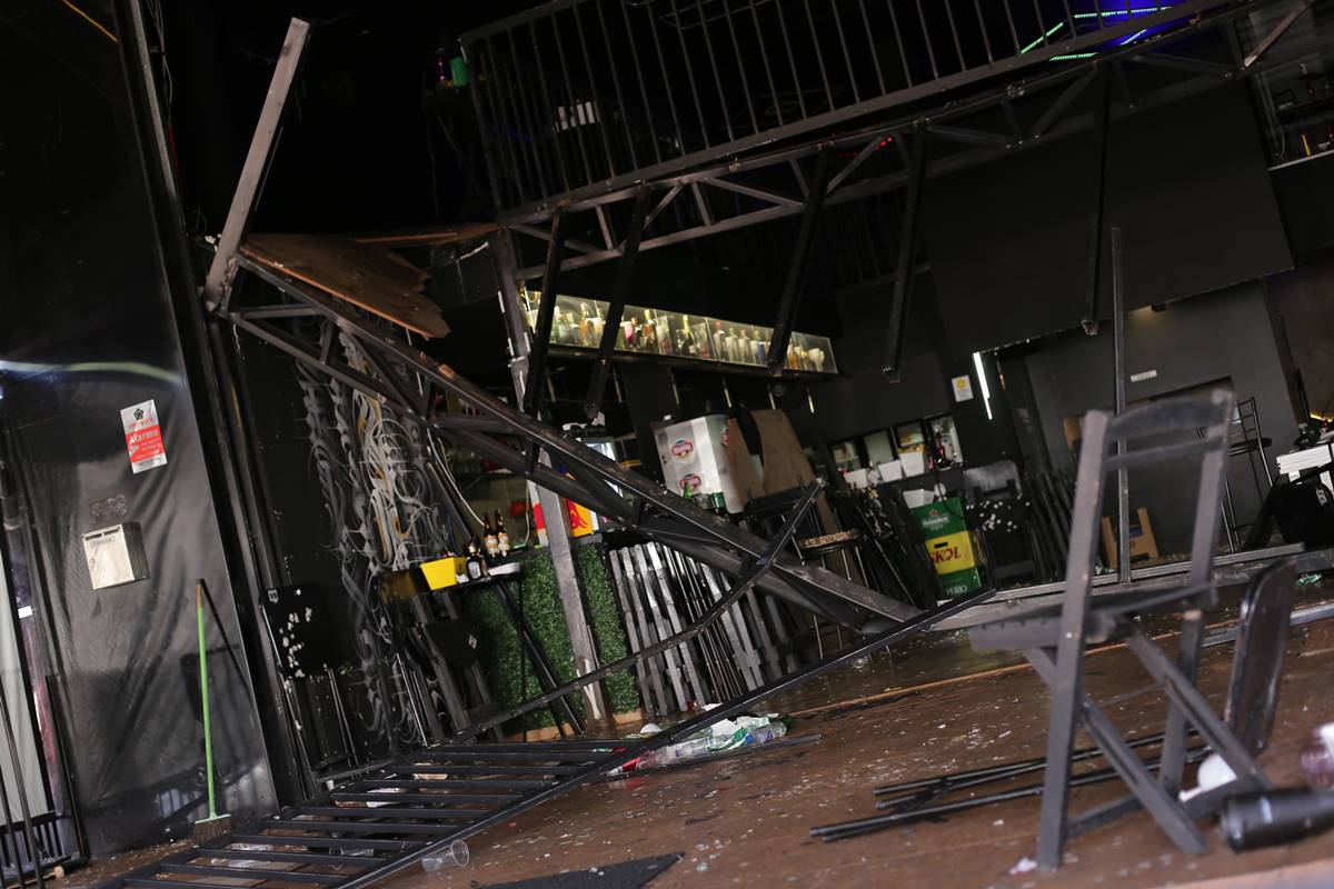 defesa-civil-interdita-bar-apos-camarote-desabar-e-deixar-11-feridos