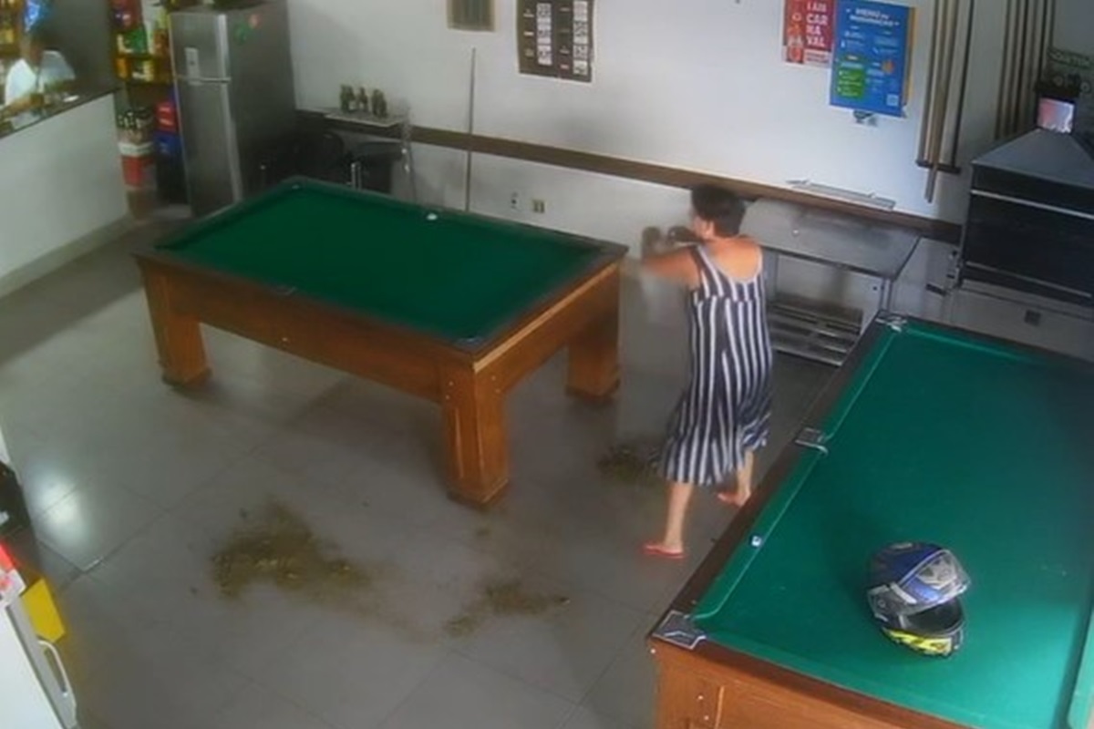 video:-mulher-invade-bar,-bate-boca-com-homem-e-joga-fezes-no-chao