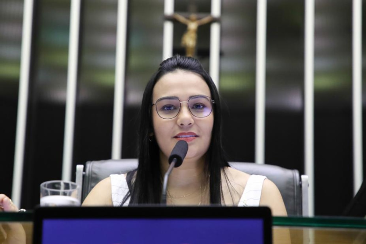 veja-momento-em-que-cameras-espias-sao-encontradas-em-casa-de-deputada