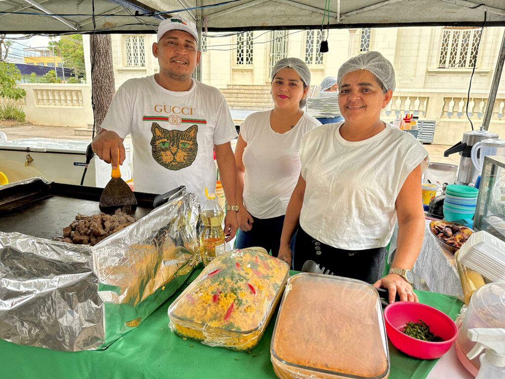 comidas-regionais-e-arte-indigena-marcam-feira-da-economia-solidaria-na-praca-dos-seringueiros