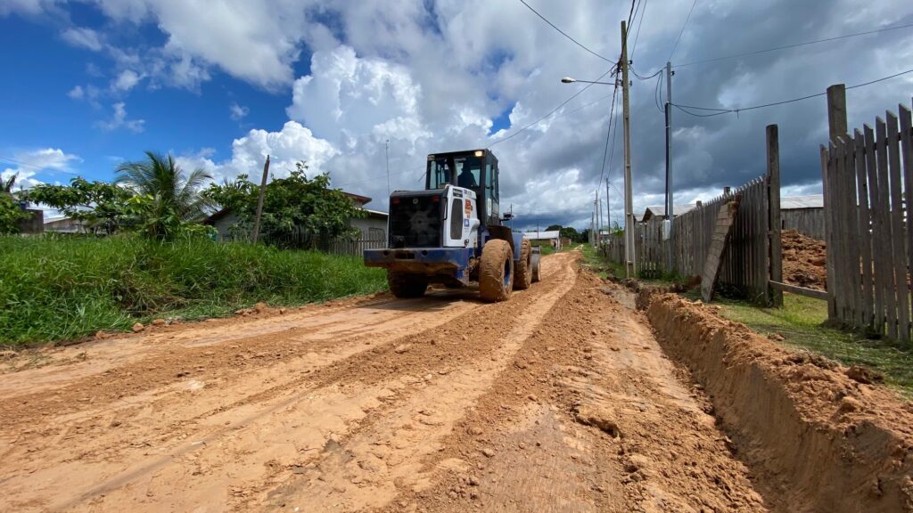 deracre-e-prefeitura-executam-melhorias-no-bairro-pele-campos,-em-feijo