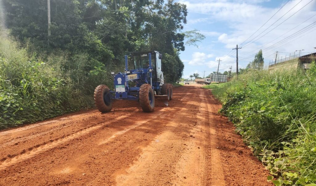 deracre-trabalha-em-melhorias-de-acesso-na-estrada-dias-martins,-em-rio-branco