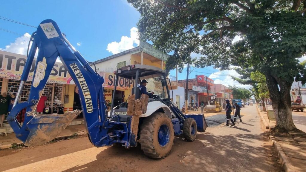deracre-e-prefeitura-executam-tapa-buraco-na-avenida-castelo-branco-em-senador-guiomard