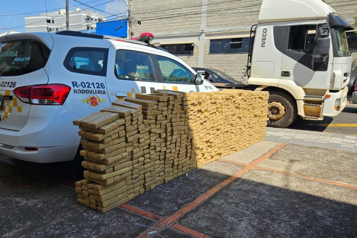 motorista-abandona-caminhao-com-1-tonelada-de-maconha-e-foge-correndo