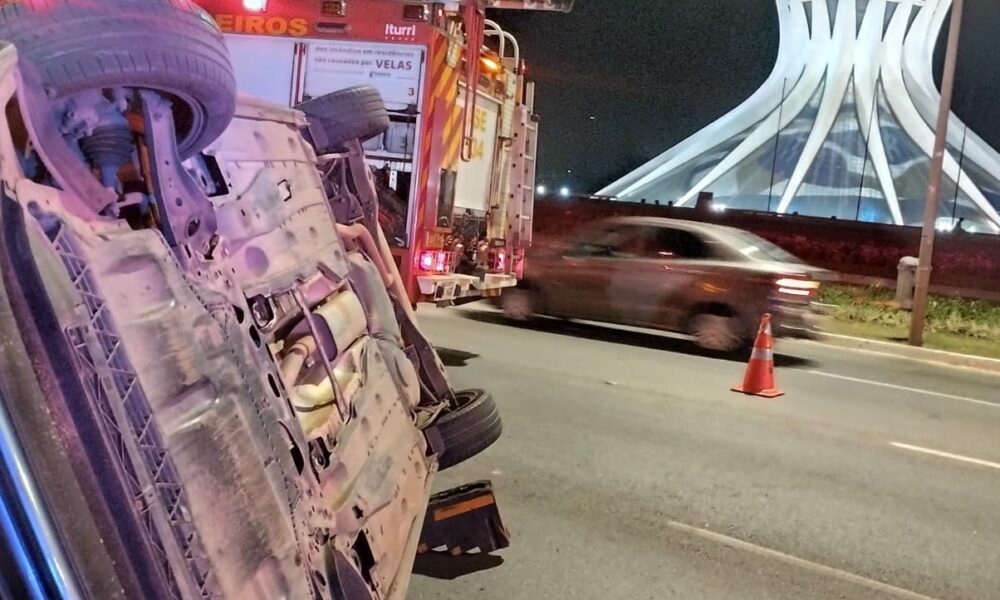 carro-tomba-na-esplanada-dos-ministerios-e-transito-e-interditado