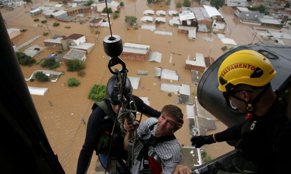 chuvas-no-rs:-mais-de-10-mil-pessoas-foram-resgatadas
